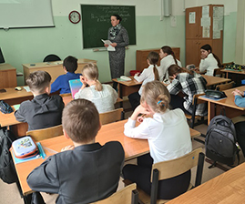 В школах Тихвина продолжается проведение бесед о роли Русской Православной Церкви в обороне Ленинграда