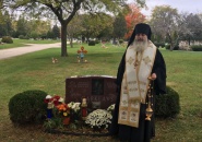 Епископ Тихвинский и Лодейнопольский МСТИСЛАВ совершил панихиду на могиле протоиерея Сергия Гарклавса
