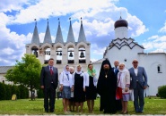 Уполномоченный при Президенте Российской Федерации по правам ребенка Анна Кузнецова посетила Тихвинский Успенский монастырь