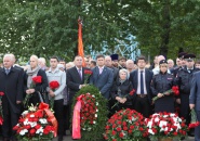 Клирики Тихвинской епархии приняли участие в возложении венков на Невском воинском кладбище «Журавли»