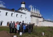 Сотрудники и ветераны ОМВД Тихвинского района приняли участие в посадке плодовых деревьев в Тихвинском Успенском монастыре