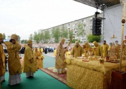Епископ Мстислав сослужил Святейшему Патриарху Кириллу на площади кафедрального собора в Череповце