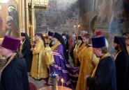 Преосвященнейший Мстислав совершил всенощное бдение в Успенском соборе Тихвинского Богородичного Успенского монастыря